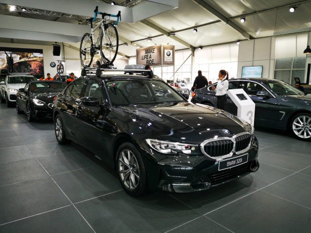 Llega el BMW 320i, el icónico sedán deportivo.