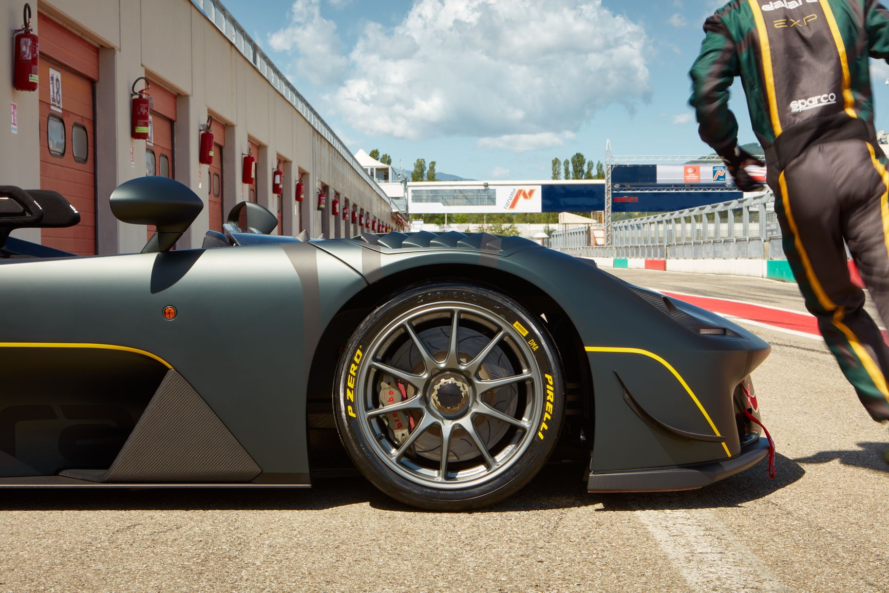 PIRELLI P ZERO SLICK Y DALLARA STRADALE EXP CONQUISTAN MUGELLO