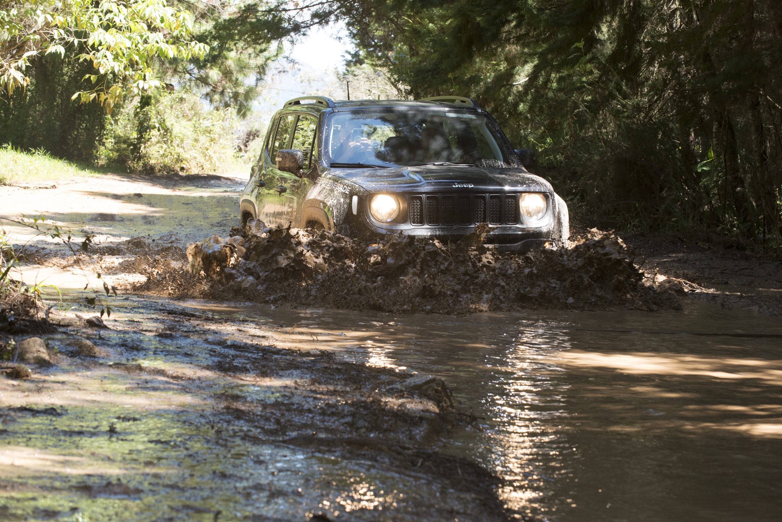No todo se ve bien embarrado, un  Jeep® sí