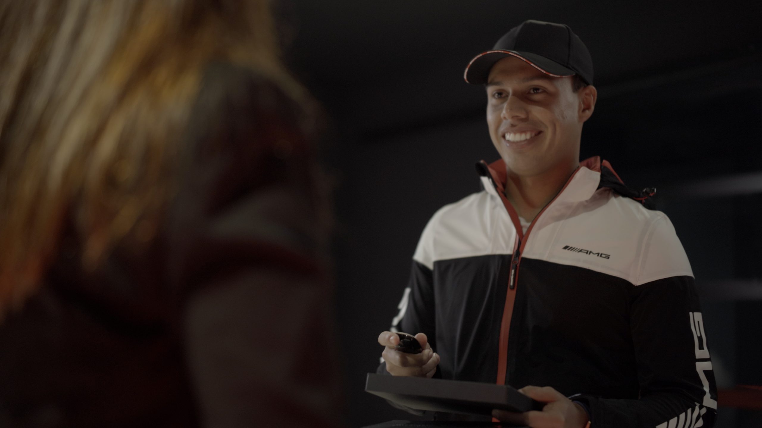 Mercedes-Benz hace la entrega oficial de un AMG CLA 45s al embajador de marca Óscar Tunjo