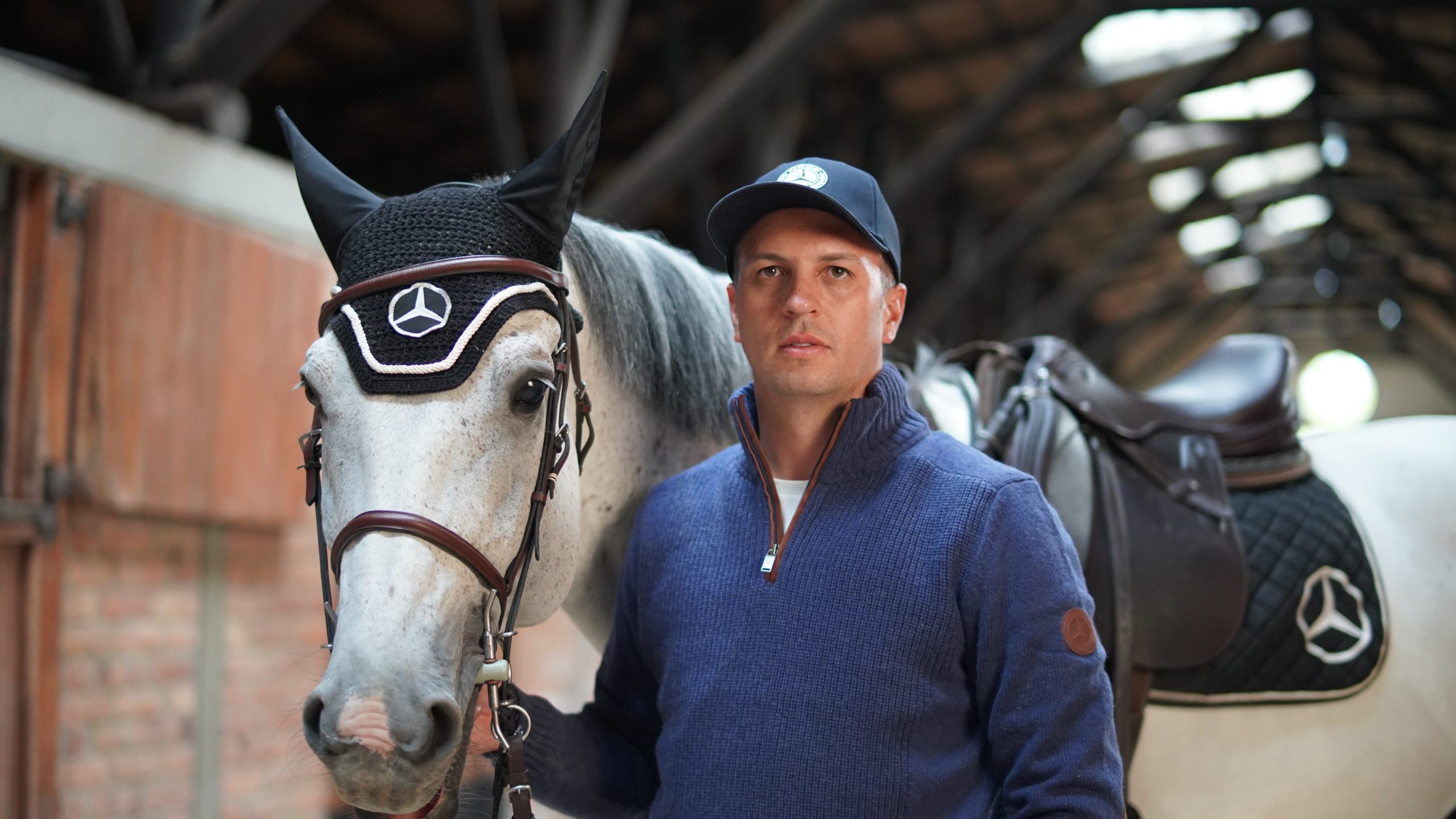 Mercedes-Benz hace la entrega oficial de una GLB 200 al embajador de marca Santiago Medina
