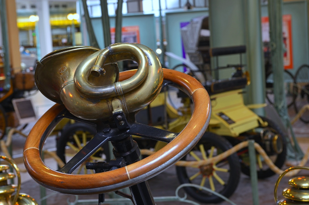 El volante PEUGEOT: de simple manillar a equipamiento multifunción