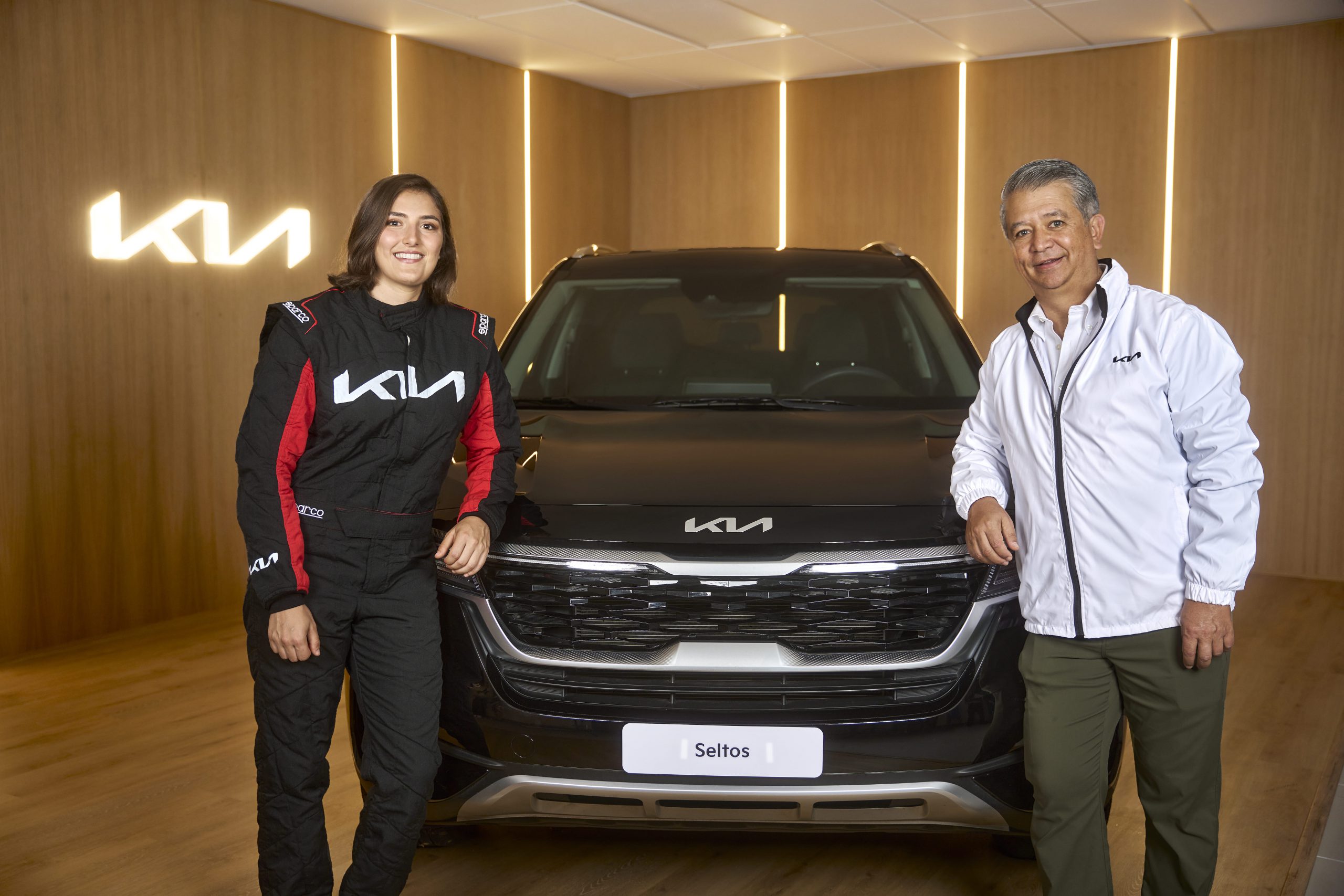 KIA firma alianza oficial con la corredora colombiana Tatiana Calderón