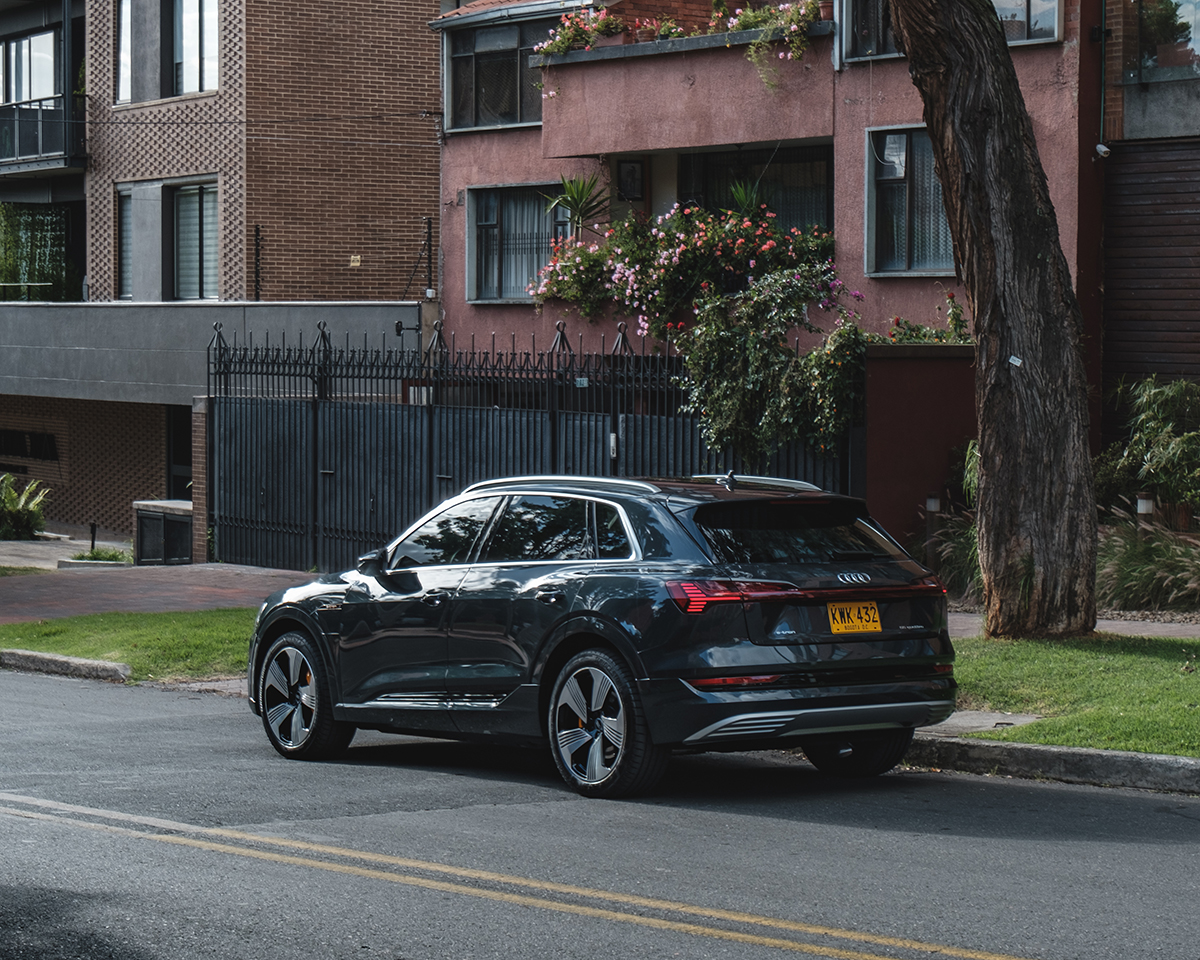 Audi celebra que ya hay 100 vehículos e-tron, su primer modelo 100% eléctrico, rodando por las calles de Colombia