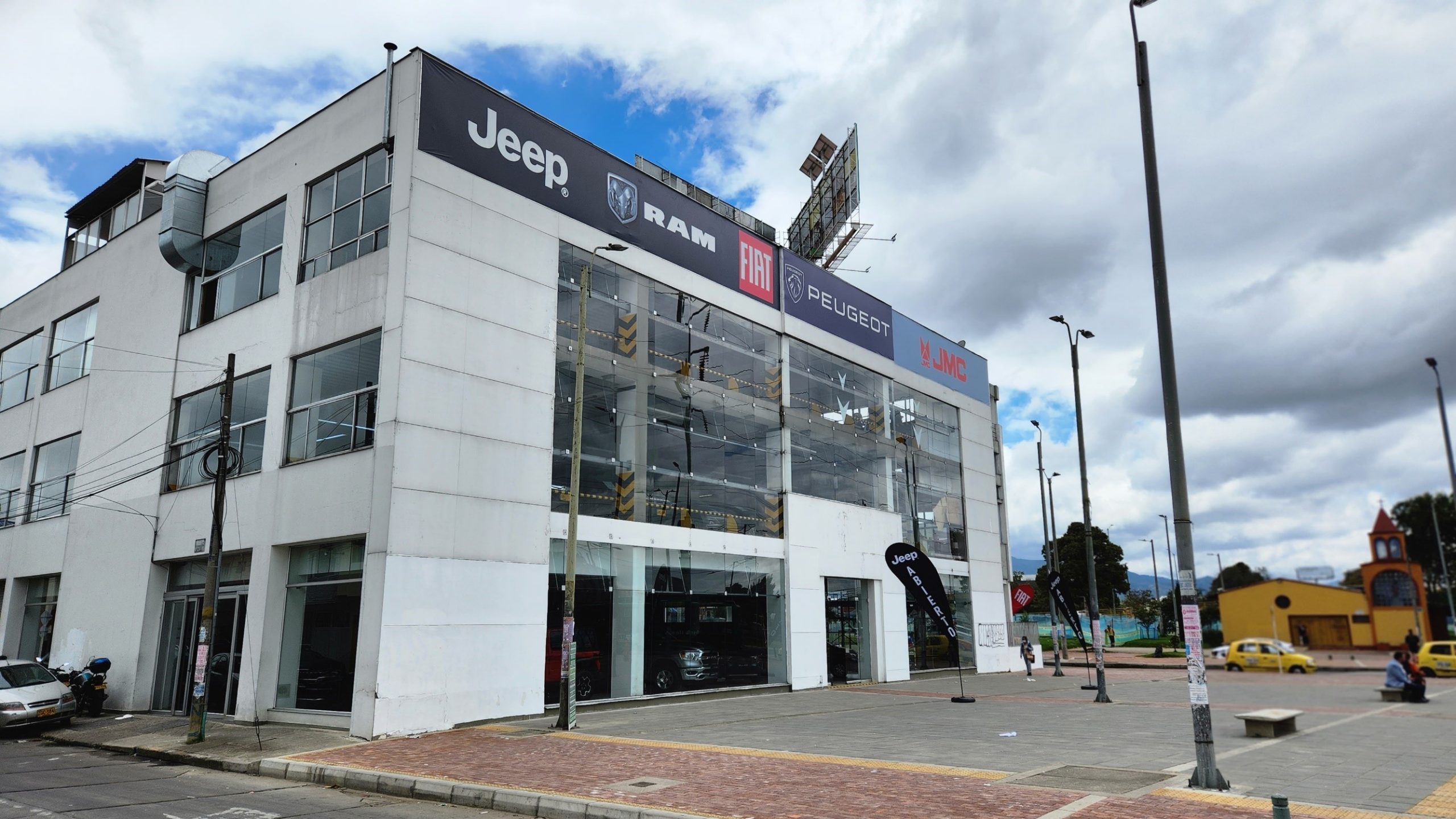 Automotores Comagro reúne a las grandes marcas Dodge, Fiat, Jeep®, JMC, Peugeot y RAM en nuevo punto en Bogotá
